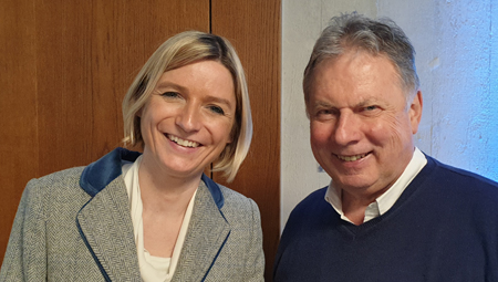 Henriette Engbersen mit Moderator Roland P. Poschung