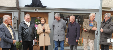 Präsentation Erinnerungstafel Kurt Felix mit Paola und vielen Weggefährten