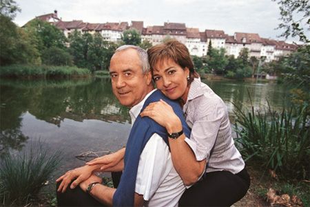 Prominente Präsentation der Erinnerungstafel von TV-Legende Kurt Felix (1941 – 2012) am Haus seiner Kindheit in Wil im Kanton St. Gallen