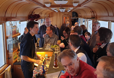 Gemütliche Stimmung im Piano-Barwagen.