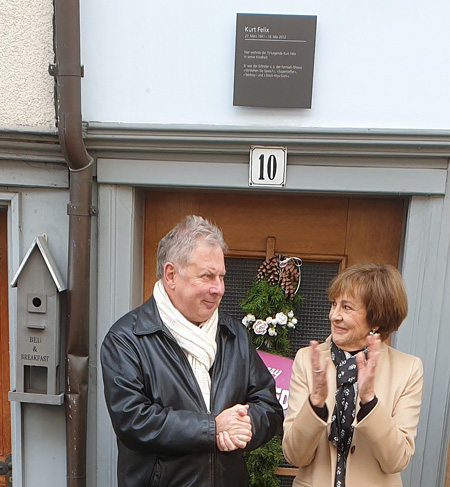 Erinnerungstafel für TV-Legende Kurt Felix mit Ehefrau Paola mit Roland P. Poschung, Botschafter der Stadt Wil